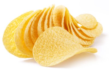 Beyaz arka plan üzerinde izole lezzetli patates cipsi.