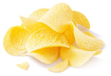 Beyaz arka plan üzerinde izole lezzetli patates cipsi.