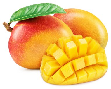 Yeşil yapraklı mango meyveleri ve beyaz arka planda izole edilmiş kirpi tarzında kesilmiş mango..