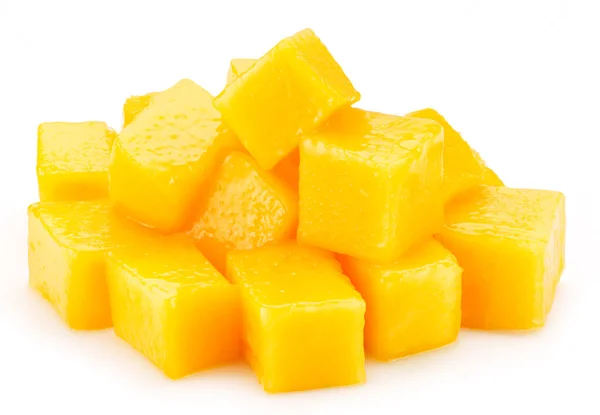 Beyaz arkaplanda izole edilmiş mango meyve küpleri.