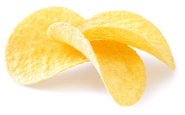 Beyaz arka plan üzerinde izole lezzetli patates cipsi.