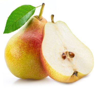 Yeşil yaprak beyaz arka plan üzerinde izole olgun armut.