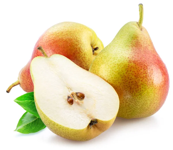 Beyaz arka plan üzerinde izole yeşil yaprakları ile olgun armut.