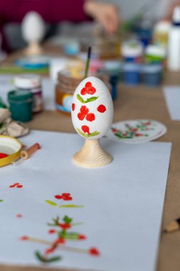 Paskalya yumurtası boyayan çocuklar. Beş yaşındaki bir çocuk boş bir Paskalya yumurtası çizmeye başladı..