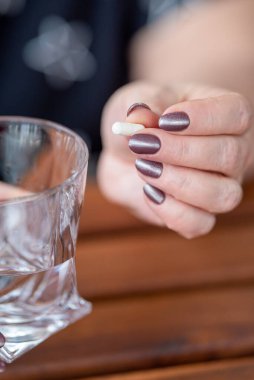 Kadın elinde tıbbi kapsül