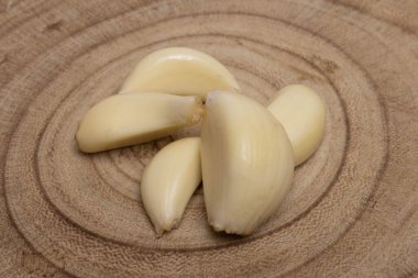 Düşen sarımsak, beyaz arka planda izole edilmiş, kesme yolu, tam derinlik. Yüksek kalite fotoğraf