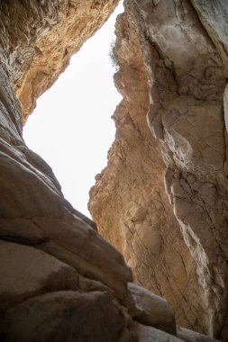 Soyut doğa dokusu. Kaya yüzeyi ya da bej dağ. Doğal malzeme geçmişi. Kaya tırmanışı arka planı, kopyalama alanı. Yüksek kalite fotoğraf