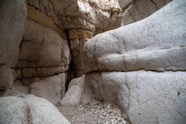 Soyut doğa dokusu. Kaya yüzeyi ya da bej dağ. Doğal malzeme geçmişi. Kaya tırmanışı arka planı, kopyalama alanı. Yüksek kalite fotoğraf