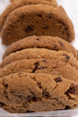 Beyaz arka planda izole edilmiş çikolatalı kurabiyeler, Ev yapımı kurabiyeler. Yüksek kalite fotoğraf