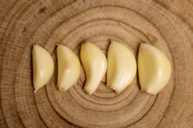 Düşen sarımsak, beyaz arka planda izole edilmiş, kesme yolu, tam derinlik. Yüksek kalite fotoğraf