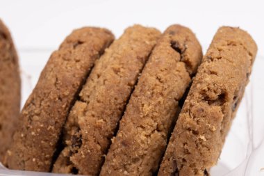 Beyaz arka planda izole edilmiş çikolatalı kurabiyeler, Ev yapımı kurabiyeler. Yüksek kalite fotoğraf