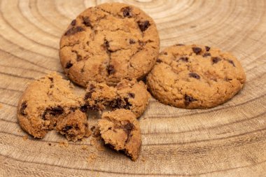 Beyaz arka planda izole edilmiş çikolatalı kurabiyeler, Ev yapımı kurabiyeler. Yüksek kalite fotoğraf
