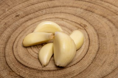 Düşen sarımsak, beyaz arka planda izole edilmiş, kesme yolu, tam derinlik. Yüksek kalite fotoğraf