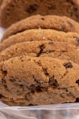 Beyaz arka planda izole edilmiş çikolatalı kurabiyeler, Ev yapımı kurabiyeler. Yüksek kalite fotoğraf