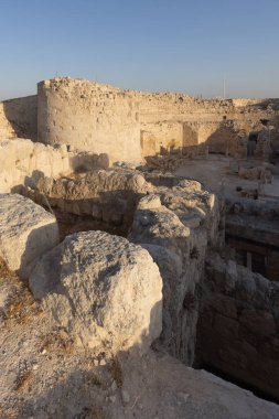 Herodion Dağı ve Kral Herod 'un kalesinin harabeleri yapay bir kraterin içinde. Judaean Çölü, Batı Şeria. Yüksek kalite fotoğraf