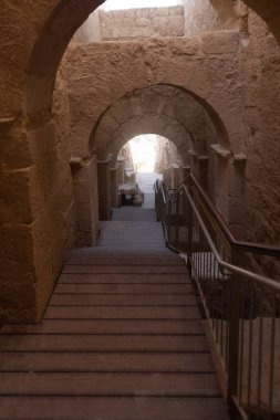Herodion Dağı ve Kral Herod 'un kalesinin harabeleri yapay bir kraterin içinde. Judaean Çölü, Batı Şeria. Yüksek kalite fotoğraf