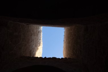 Herodion Dağı ve Kral Herod 'un kalesinin harabeleri yapay bir kraterin içinde. Judaean Çölü, Batı Şeria. Yüksek kalite fotoğraf