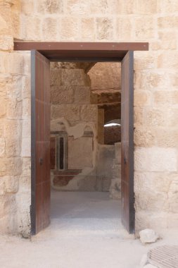 Herodion Dağı ve Kral Herod 'un kalesinin harabeleri yapay bir kraterin içinde. Judaean Çölü, Batı Şeria. Yüksek kalite fotoğraf