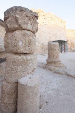 Herodion Dağı ve Kral Herod 'un kalesinin harabeleri yapay bir kraterin içinde. Judaean Çölü, Batı Şeria. Yüksek kalite fotoğraf