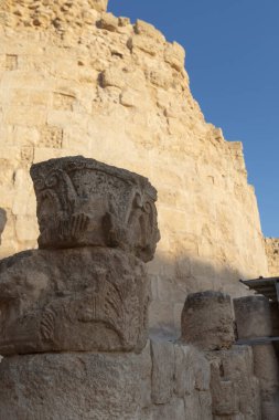 Herodion Dağı ve Kral Herod 'un kalesinin harabeleri yapay bir kraterin içinde. Judaean Çölü, Batı Şeria. Yüksek kalite fotoğraf