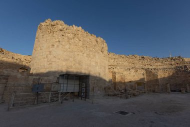 Herodion Dağı ve Kral Herod 'un kalesinin harabeleri yapay bir kraterin içinde. Judaean Çölü, Batı Şeria. Yüksek kalite fotoğraf