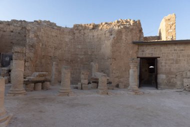Herodion Dağı ve Kral Herod 'un kalesinin harabeleri yapay bir kraterin içinde. Judaean Çölü, Batı Şeria. Yüksek kalite fotoğraf