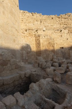 Herodion Dağı ve Kral Herod 'un kalesinin harabeleri yapay bir kraterin içinde. Judaean Çölü, Batı Şeria. Yüksek kalite fotoğraf