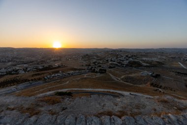 Herodion Dağı ve Kral Herod 'un kalesinin harabeleri yapay bir kraterin içinde. Judaean Çölü, Batı Şeria. Yüksek kalite fotoğraf