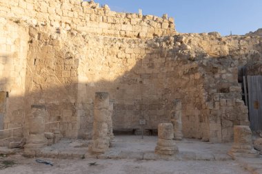 Herodion Dağı ve Kral Herod 'un kalesinin harabeleri yapay bir kraterin içinde. Judaean Çölü, Batı Şeria. Yüksek kalite fotoğraf