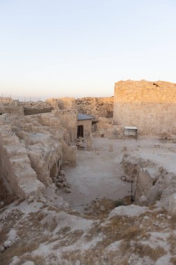 Herodion Dağı ve Kral Herod 'un kalesinin harabeleri yapay bir kraterin içinde. Judaean Çölü, Batı Şeria. Yüksek kalite fotoğraf