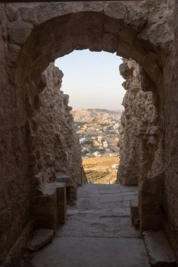 Herodion Dağı ve Kral Herod 'un kalesinin harabeleri yapay bir kraterin içinde. Judaean Çölü, Batı Şeria. Yüksek kalite fotoğraf