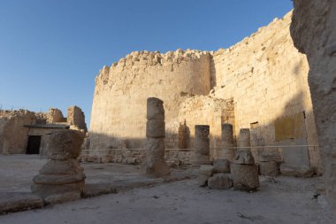 Herodion Dağı ve Kral Herod 'un kalesinin harabeleri yapay bir kraterin içinde. Judaean Çölü, Batı Şeria. Yüksek kalite fotoğraf