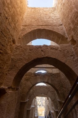 Herodion Dağı ve Kral Herod 'un kalesinin harabeleri yapay bir kraterin içinde. Judaean Çölü, Batı Şeria. Yüksek kalite fotoğraf