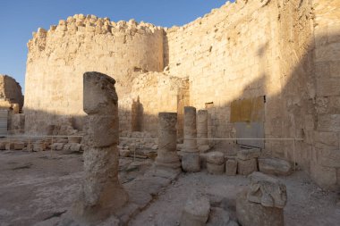 Herodion Dağı ve Kral Herod 'un kalesinin harabeleri yapay bir kraterin içinde. Judaean Çölü, Batı Şeria. Yüksek kalite fotoğraf