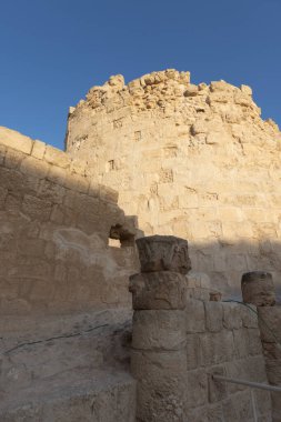 Herodion Dağı ve Kral Herod 'un kalesinin harabeleri yapay bir kraterin içinde. Judaean Çölü, Batı Şeria. Yüksek kalite fotoğraf