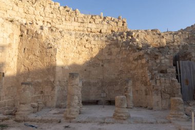 Herodion Dağı ve Kral Herod 'un kalesinin harabeleri yapay bir kraterin içinde. Judaean Çölü, Batı Şeria. Yüksek kalite fotoğraf
