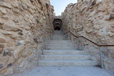 Herodion Dağı ve Kral Herod 'un kalesinin harabeleri yapay bir kraterin içinde. Judaean Çölü, Batı Şeria. Yüksek kalite fotoğraf