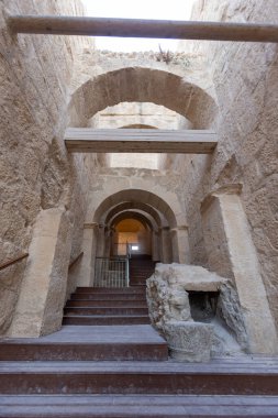 Herodion Dağı ve Kral Herod 'un kalesinin harabeleri yapay bir kraterin içinde. Judaean Çölü, Batı Şeria. Yüksek kalite fotoğraf