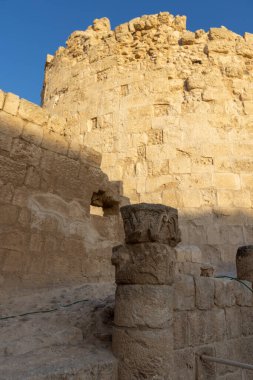 Herodion Dağı ve Kral Herod 'un kalesinin harabeleri yapay bir kraterin içinde. Judaean Çölü, Batı Şeria. Yüksek kalite fotoğraf