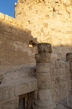 Herodion Dağı ve Kral Herod 'un kalesinin harabeleri yapay bir kraterin içinde. Judaean Çölü, Batı Şeria. Yüksek kalite fotoğraf