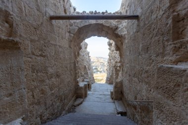 Herodion Dağı ve Kral Herod 'un kalesinin harabeleri yapay bir kraterin içinde. Judaean Çölü, Batı Şeria. Yüksek kalite fotoğraf