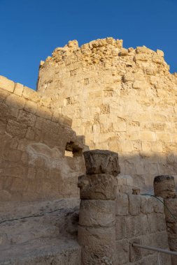 Herodion Dağı ve Kral Herod 'un kalesinin harabeleri yapay bir kraterin içinde. Judaean Çölü, Batı Şeria. Yüksek kalite fotoğraf