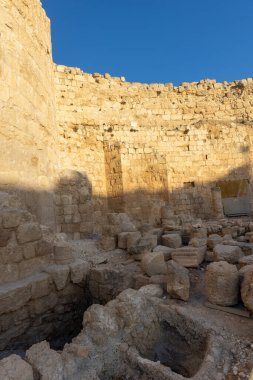 Herodion Dağı ve Kral Herod 'un kalesinin harabeleri yapay bir kraterin içinde. Judaean Çölü, Batı Şeria. Yüksek kalite fotoğraf