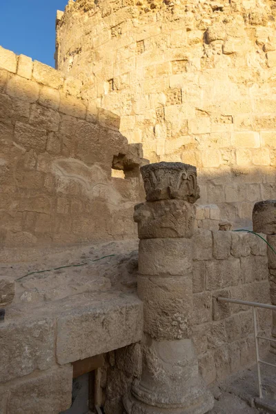 Herodion Dağı ve Kral Herod 'un kalesinin harabeleri yapay bir kraterin içinde. Judaean Çölü, Batı Şeria. Yüksek kalite fotoğraf