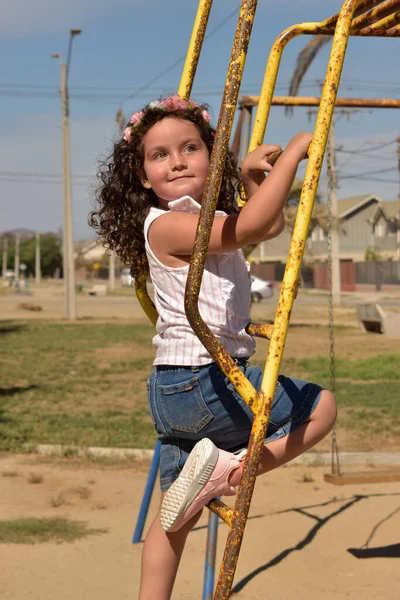 Menina Com Cabelo Escovado Jogando Playground Mostrando Chinelos Roupas Verão — Fotografia de Stock