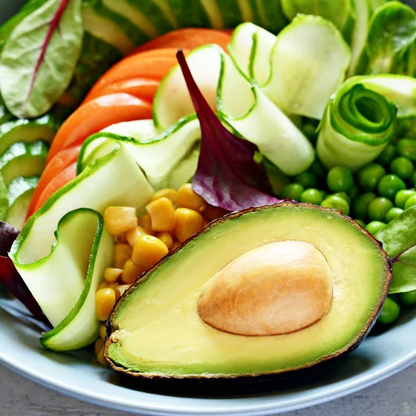 Здоровую Вегетарианскую Еду Свежие Овощи Огурец Помидор Кукуруза Зеленый Горох — стоковое фото