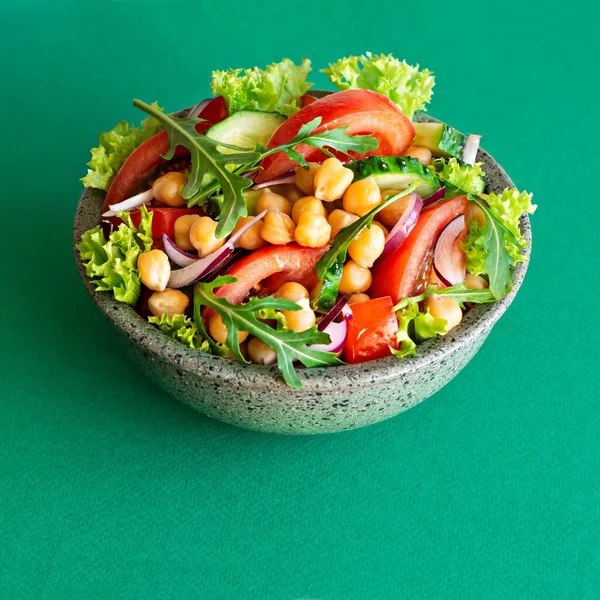 Здоровый Вегетарианский Салат Гороха Миске Овощами Травами Соусом Зеленом Фоне — стоковое фото