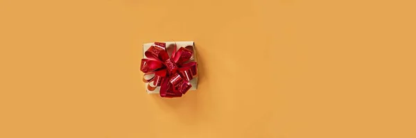 Banner Dengan Kotak Hadiah Dengan Busur Merah Cerah Pada Latar — Stok Foto