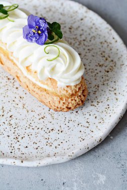  Meyveli, hindistancevizli ve kremalı Fransız ekini. Lezzetli tatlı. Pasta jöleli. Şekerleme ürünü.