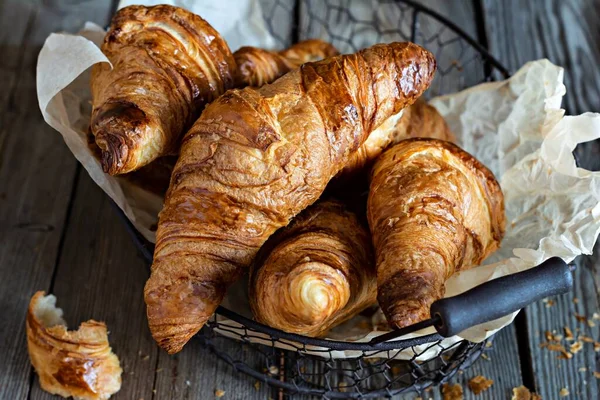 Croissants Français Croustillants Frais Dans Panier Sur Fond Bois Pâtisserie — Photo
